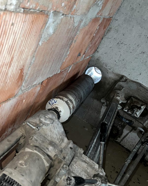 Foraj prin perete cu structură mixtă din cărămidă și beton
