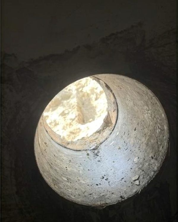 Detaliu close-up al cilindrului forat în beton armat